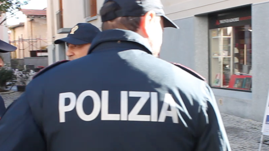 Donna salvata sul ponte del San Bernardino, decisivo l'intervento della polizia